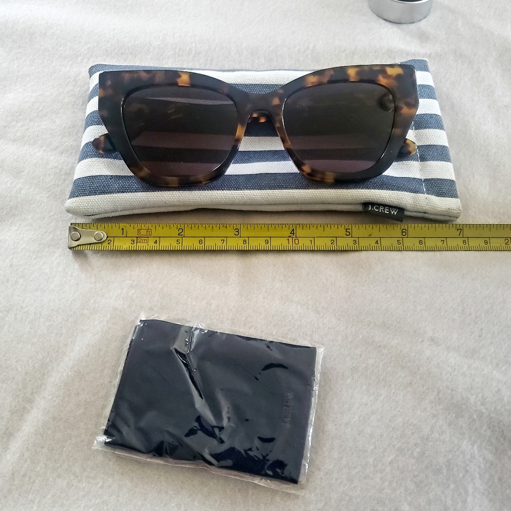 Cat-eye sunglasses